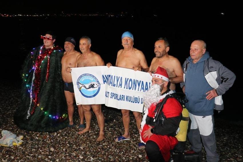 Antalya’da yeni yıl! Denize girip, geri sayım yaptılar