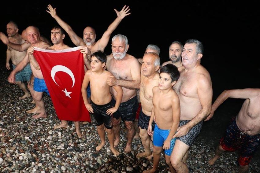 Antalya’da yeni yıl! Denize girip, geri sayım yaptılar