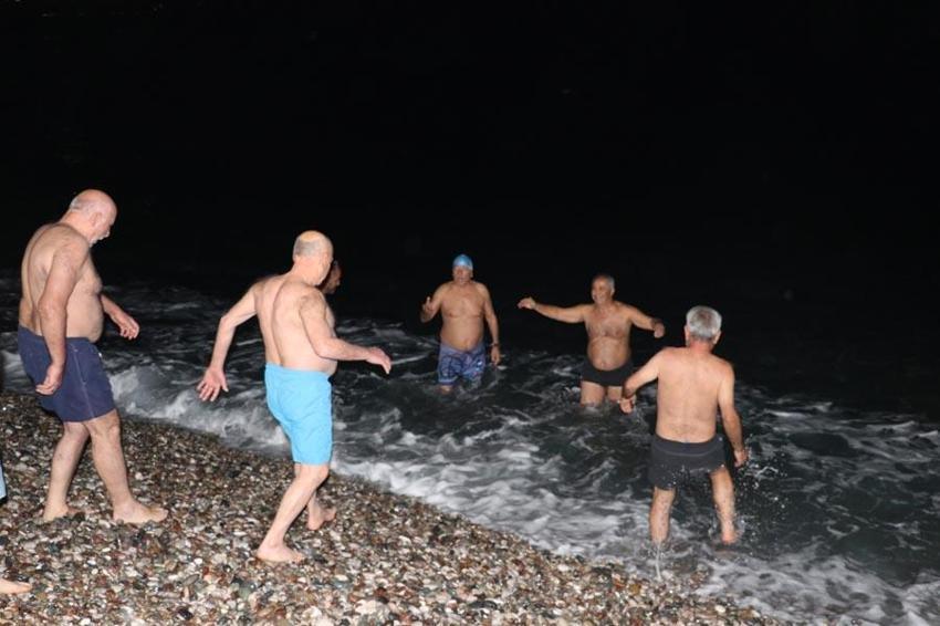 Antalya’da yeni yıl! Denize girip, geri sayım yaptılar