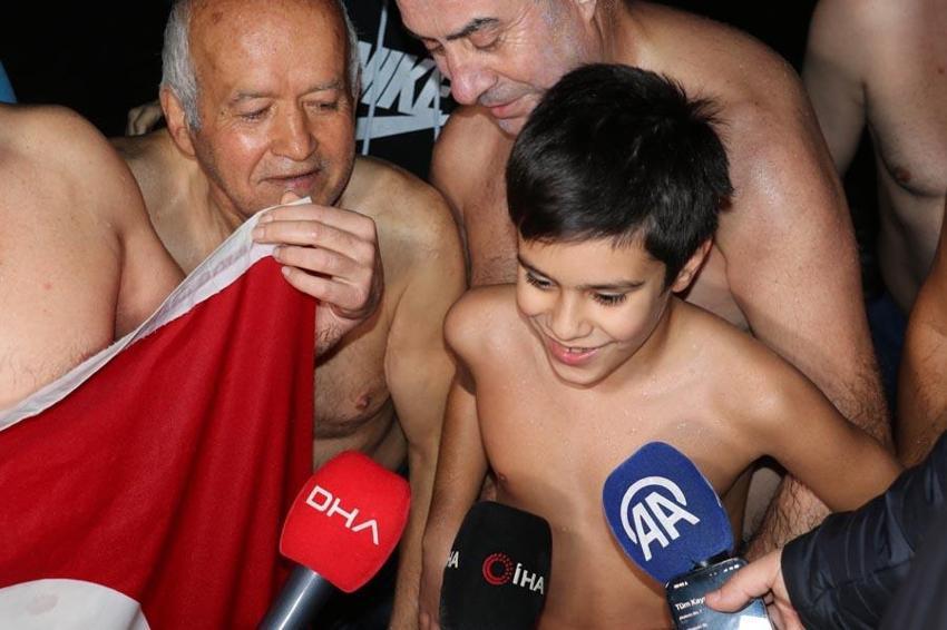Antalya’da yeni yıl! Denize girip, geri sayım yaptılar
