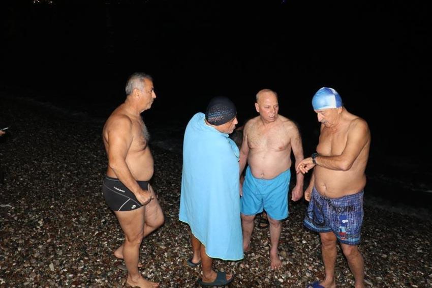 Antalya’da yeni yıl! Denize girip, geri sayım yaptılar