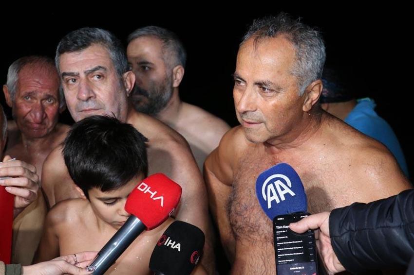 Antalya’da yeni yıl! Denize girip, geri sayım yaptılar
