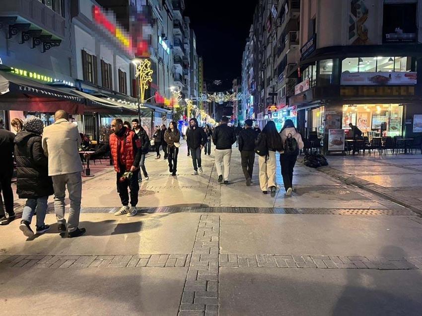 İzmirliler yeni yıla coşkuyla girdi! Eğlence mekanları tıklım tıklım doldu
