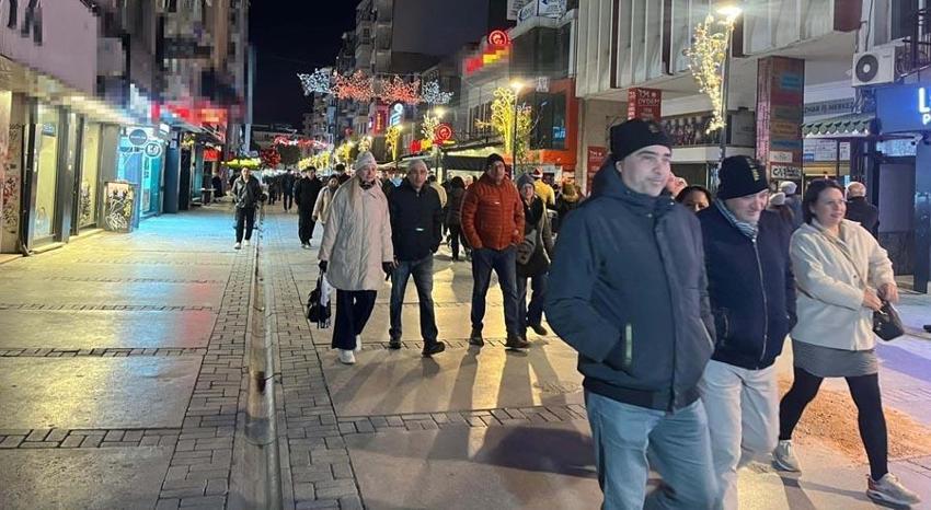 İzmirliler yeni yıla coşkuyla girdi! Eğlence mekanları tıklım tıklım doldu