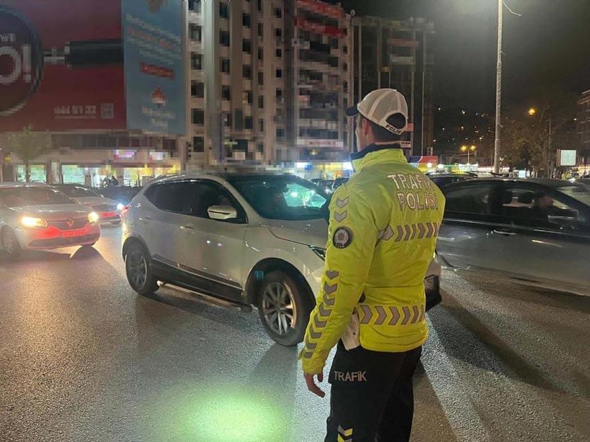 İzmirliler yeni yıla coşkuyla girdi! Eğlence mekanları tıklım tıklım doldu