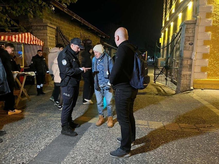 İzmirliler yeni yıla coşkuyla girdi! Eğlence mekanları tıklım tıklım doldu