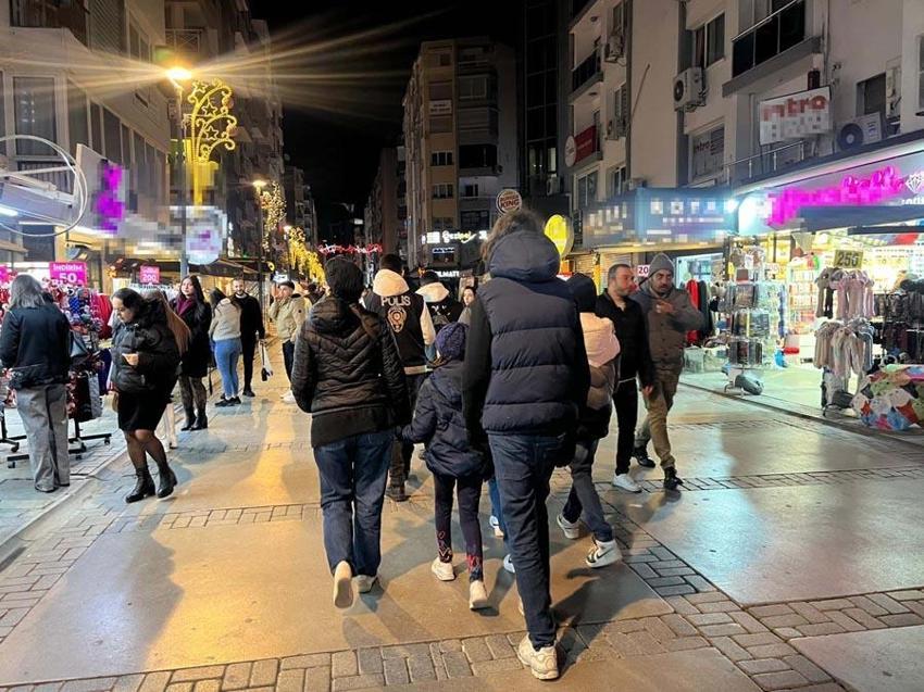 İzmirliler yeni yıla coşkuyla girdi! Eğlence mekanları tıklım tıklım doldu