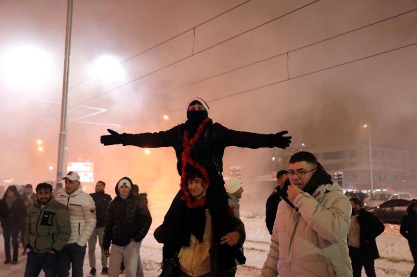 Gaziantep’te yeni yıl kutlamaları sokaklara taştı
