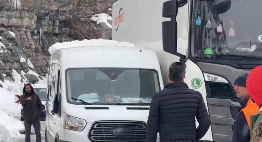 Doğu'da kar esareti: Yüzlerce araç mahsur kaldı: Ekipler zamanla yarışıyor