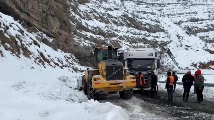 Doğu'da kar esareti: Yüzlerce araç mahsur kaldı: Ekipler zamanla yarışıyor