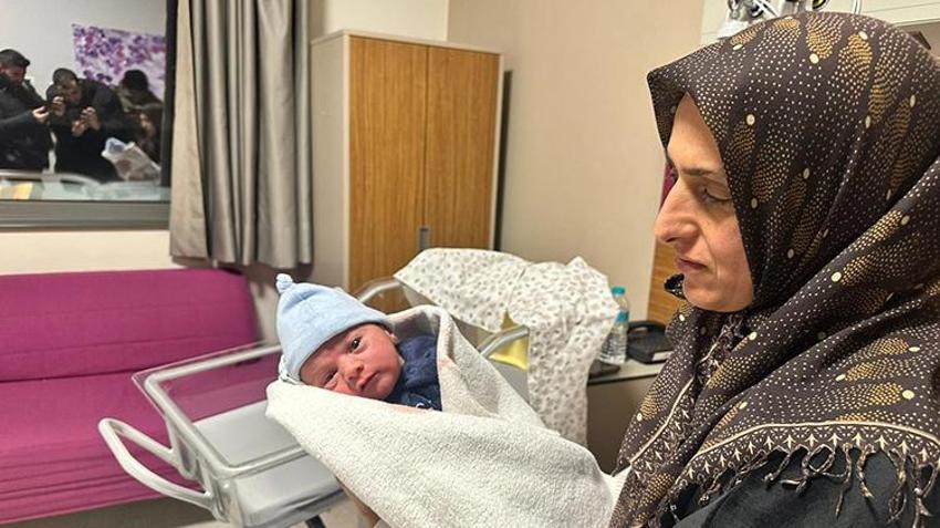 Elazığ'da 2026 yılının ilk bebekleri! Fethi Sekin Şehir Hastanesi'nden tatlı kareler