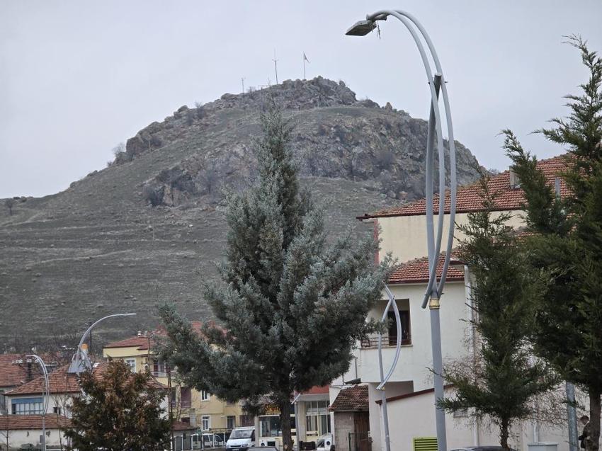 Yozgat'ın tepesinde uzanmış halde bulundu! 250 metre çapı var: Çağlara ışık tutuyor