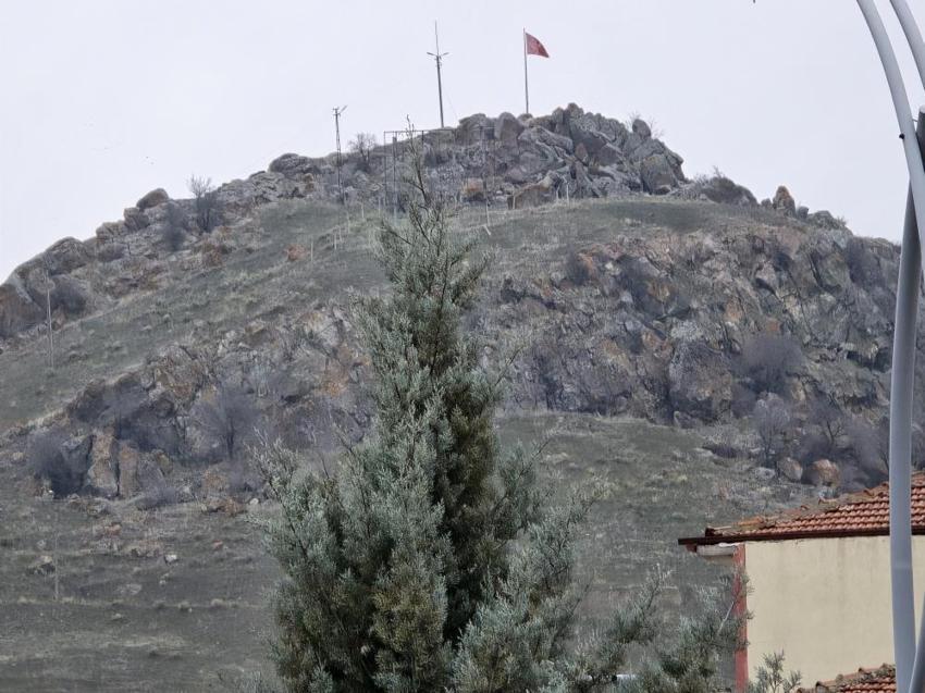 Yozgat'ın tepesinde uzanmış halde bulundu! 250 metre çapı var: Çağlara ışık tutuyor