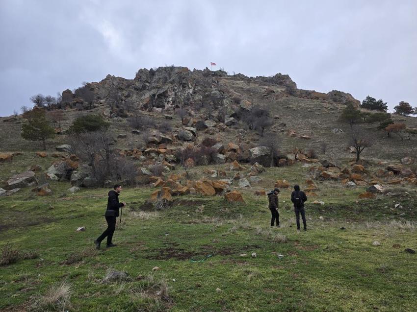 Yozgat'ın tepesinde uzanmış halde bulundu! 250 metre çapı var: Çağlara ışık tutuyor