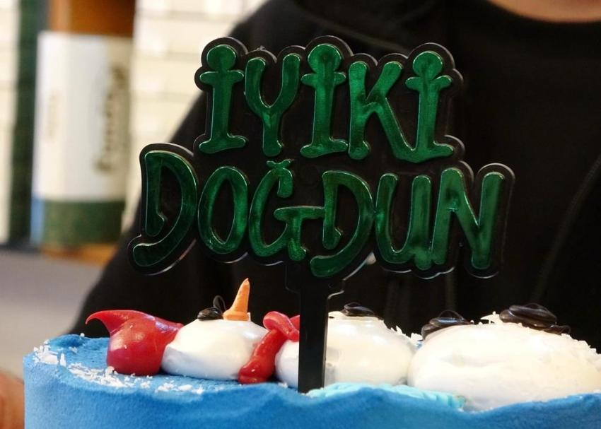 Van'da bugün herkesin doğum günü! Pastaneler siparişlere yetişemiyor: Nedeni ise duyan herkesi şaşırtıyor