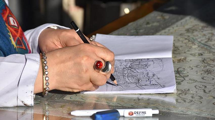 Trabzonlu öğretmen unutulmaya yüz tutmuş o sanatı yaşatmaya başladı: İpek üzerine işliyor!