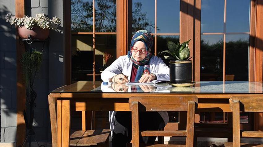 Trabzonlu öğretmen unutulmaya yüz tutmuş o sanatı yaşatmaya başladı: İpek üzerine işliyor!