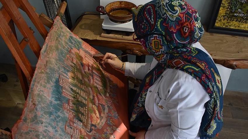 Trabzonlu öğretmen unutulmaya yüz tutmuş o sanatı yaşatmaya başladı: İpek üzerine işliyor!