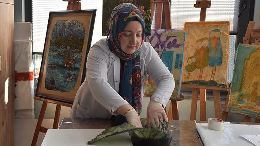 Trabzonlu öğretmen unutulmaya yüz tutmuş o sanatı yaşatmaya başladı: İpek üzerine işliyor!