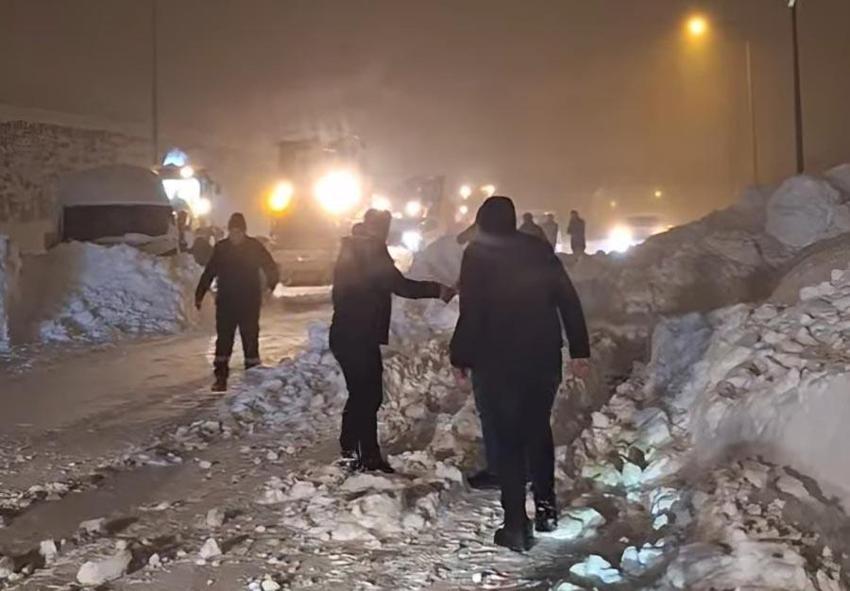 Bitlis’te seyir halindeki aracın üzerine çığ düştü; sürücü sağ kurtarıldı