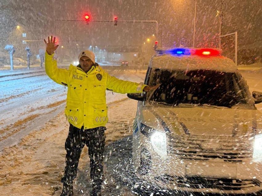 Bitlis’te seyir halindeki aracın üzerine çığ düştü; sürücü sağ kurtarıldı