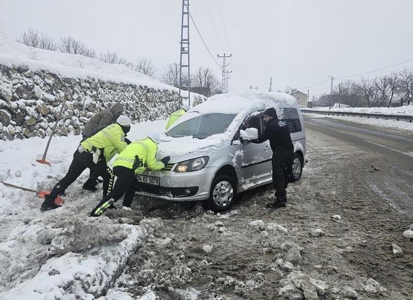 Bitlis’te seyir halindeki aracın üzerine çığ düştü; sürücü sağ kurtarıldı
