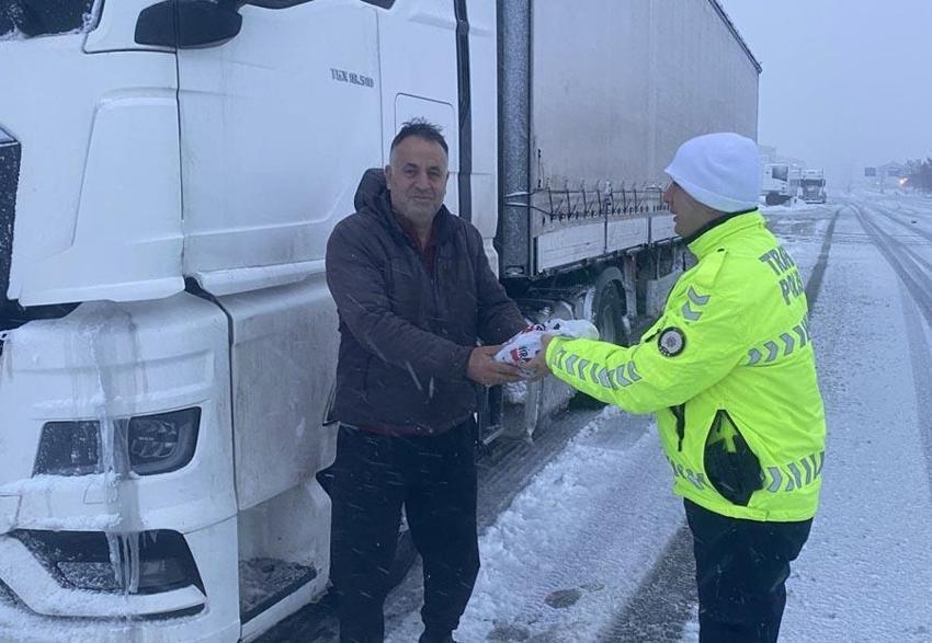 Bitlis’te seyir halindeki aracın üzerine çığ düştü; sürücü sağ kurtarıldı