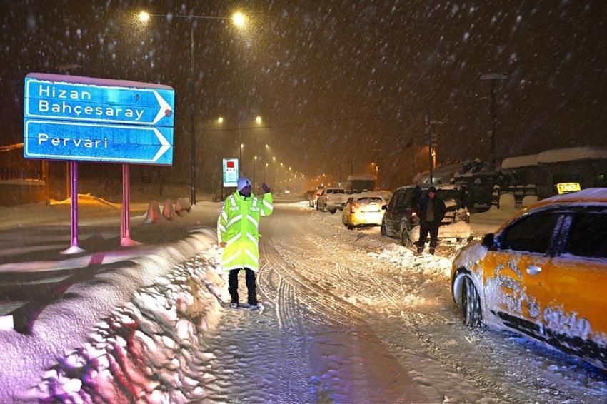 Bitlis’te seyir halindeki aracın üzerine çığ düştü; sürücü sağ kurtarıldı
