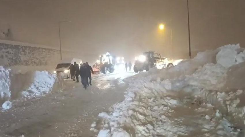 Bitlis’te seyir halindeki aracın üzerine çığ düştü; sürücü sağ kurtarıldı