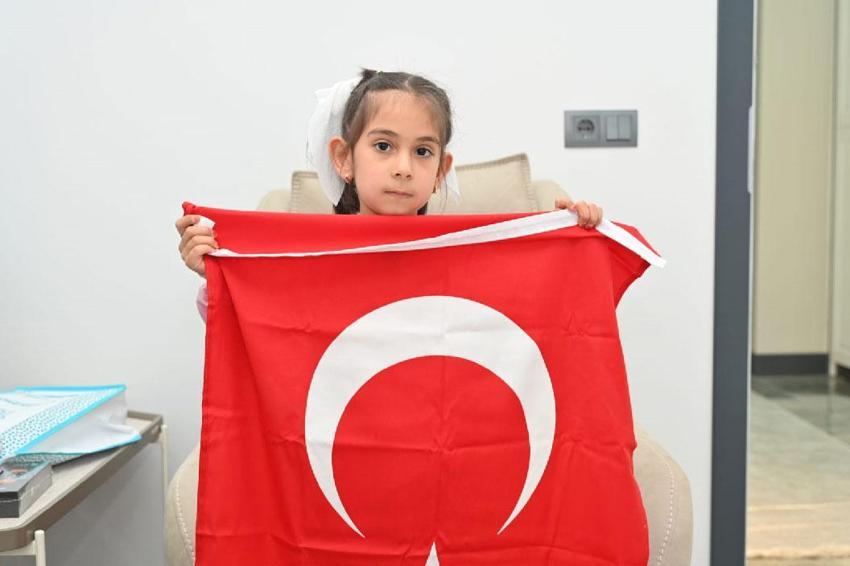 Aksaray'da 7 yaşındaki Zeynep'in bayrak sevgisi