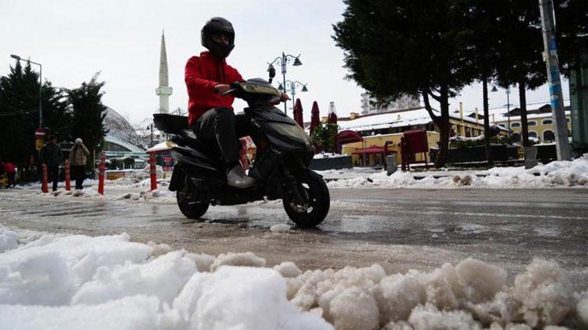 Samsun'da yoğun kar yağışı nedeniyle motosiklet ve kuryelerin trafiğe çıkışı kısıtlandı