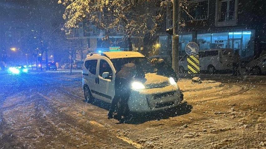 Samsun'da yoğun kar yağışı nedeniyle motosiklet ve kuryelerin trafiğe çıkışı kısıtlandı