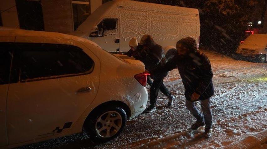 Samsun'da yoğun kar yağışı nedeniyle motosiklet ve kuryelerin trafiğe çıkışı kısıtlandı