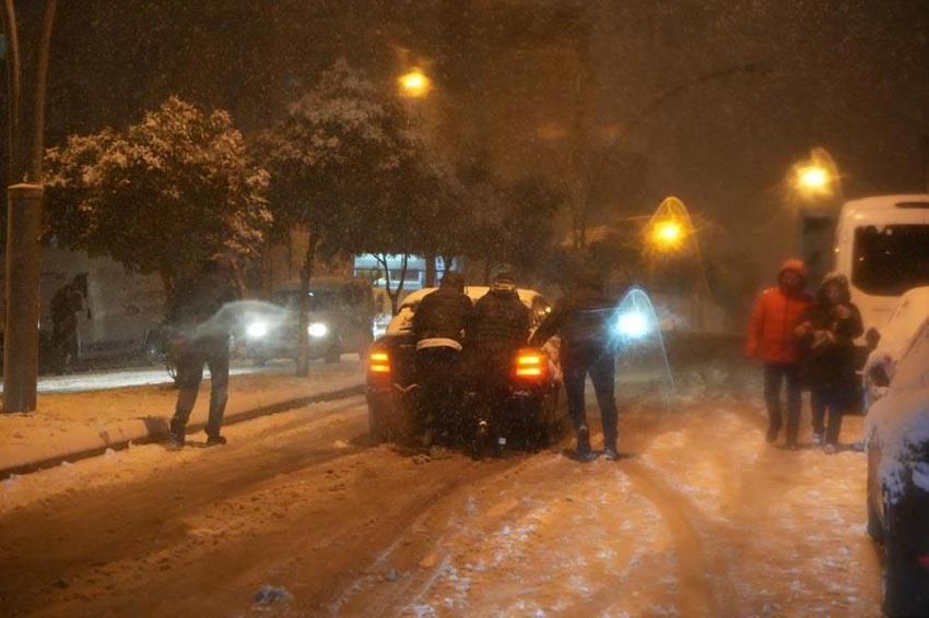 Samsun'da yoğun kar yağışı nedeniyle motosiklet ve kuryelerin trafiğe çıkışı kısıtlandı