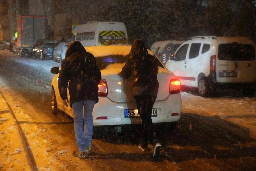 Samsun'da yoğun kar yağışı nedeniyle motosiklet ve kuryelerin trafiğe çıkışı kısıtlandı