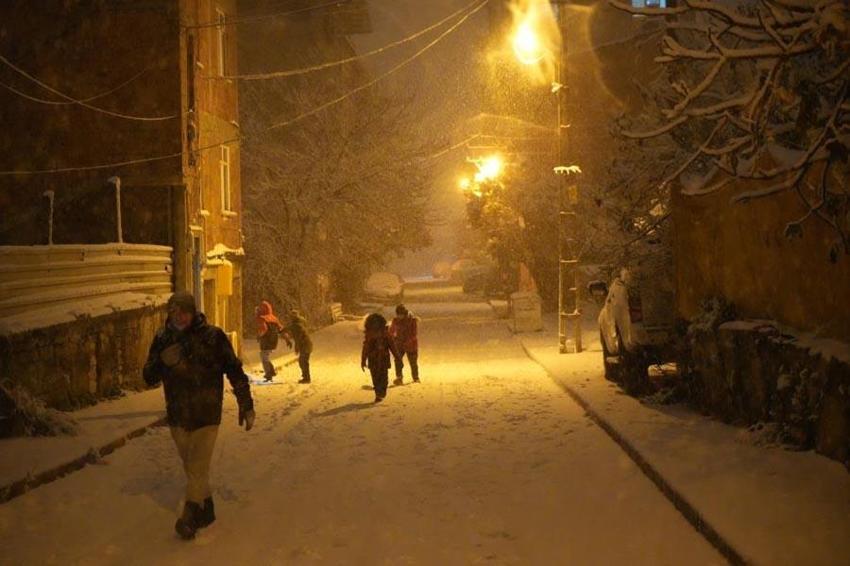 Samsun'da yoğun kar yağışı nedeniyle motosiklet ve kuryelerin trafiğe çıkışı kısıtlandı