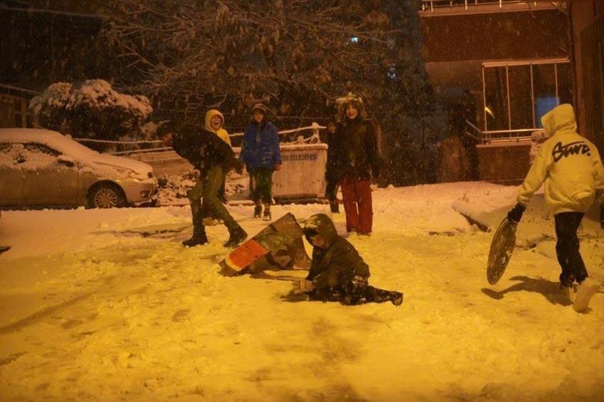 Samsun'da yoğun kar yağışı nedeniyle motosiklet ve kuryelerin trafiğe çıkışı kısıtlandı
