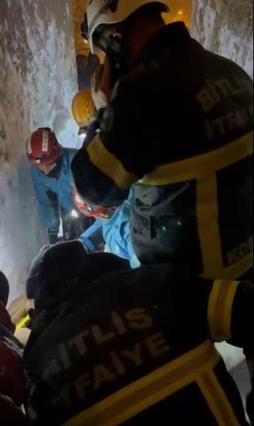 Bitlis’te seyir halindeki aracın üzerine çığ düştü; sürücü sağ kurtarıldı