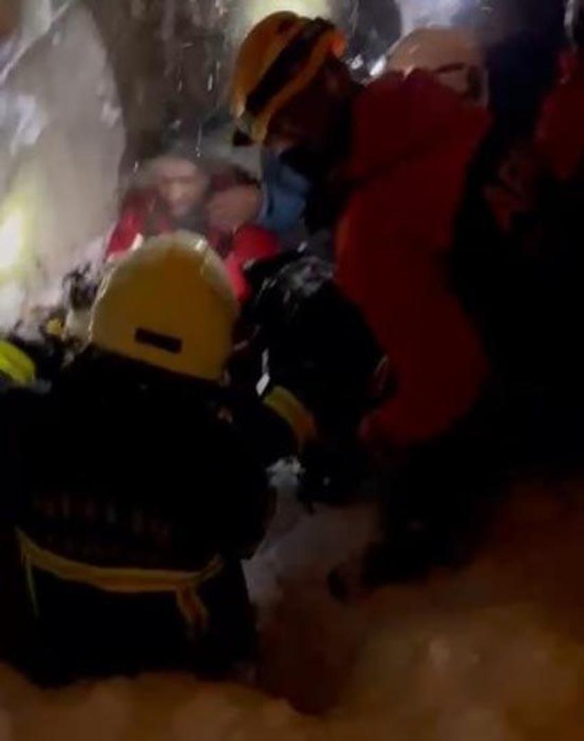 Bitlis’te seyir halindeki aracın üzerine çığ düştü; sürücü sağ kurtarıldı