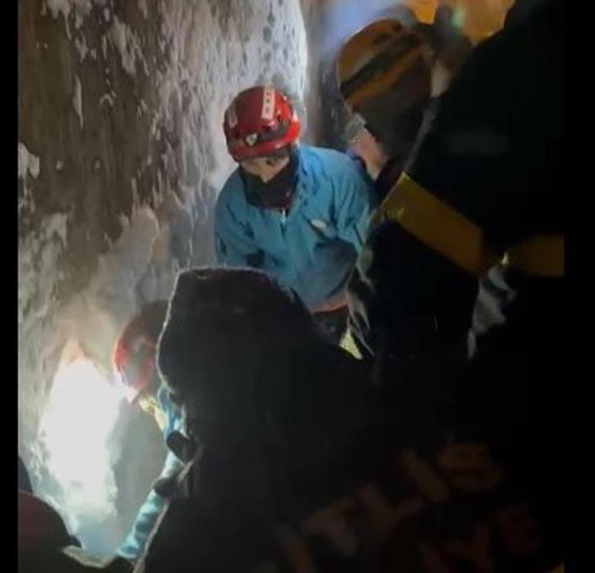 Bitlis’te seyir halindeki aracın üzerine çığ düştü; sürücü sağ kurtarıldı