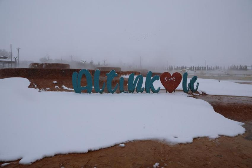 Sivas'ta görenler inanamadı! Lapa lapa kar yağarken oluştu, tam 48 dereceye çıktı