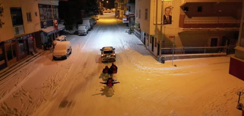 Erzurum'da görülmemiş kar eğlencesi: Uzundere beyaza büründü, kanolar caddeye indi!