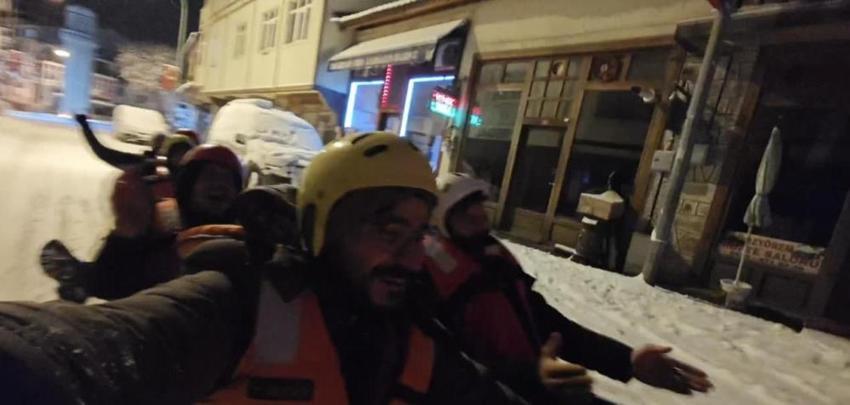 Erzurum'da görülmemiş kar eğlencesi: Uzundere beyaza büründü, kanolar caddeye indi!