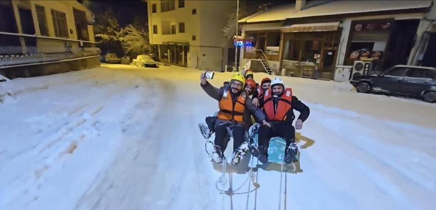 Erzurum'da görülmemiş kar eğlencesi: Uzundere beyaza büründü, kanolar caddeye indi!