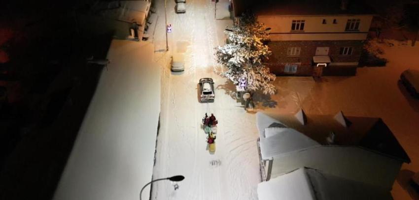 Erzurum'da görülmemiş kar eğlencesi: Uzundere beyaza büründü, kanolar caddeye indi!