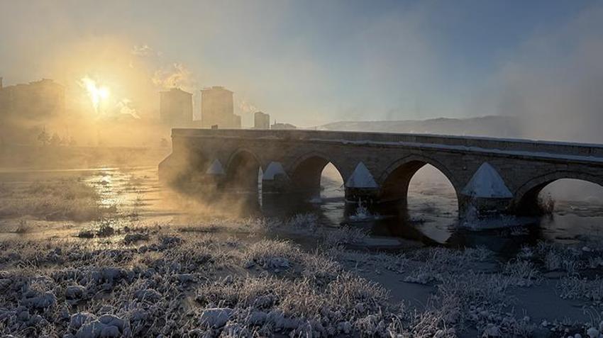 Sivas eksi 19'u gördü! Kızılırmak Nehri buz tuttu