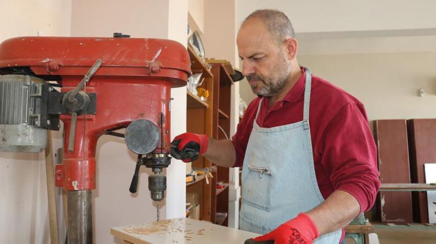 Adana'da okul müdürü hobi olarak başladı, okulun resmen çehresini değiştirdi! Mesai bitince önlüğü giyip atölyeye iniyor
