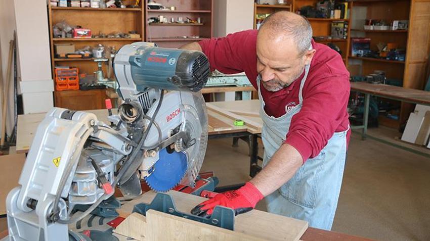 Adana'da okul müdürü hobi olarak başladı, okulun resmen çehresini değiştirdi! Mesai bitince önlüğü giyip atölyeye iniyor
