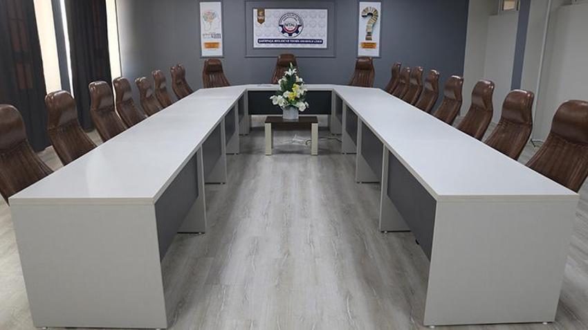 Adana'da okul müdürü hobi olarak başladı, okulun resmen çehresini değiştirdi! Mesai bitince önlüğü giyip atölyeye iniyor