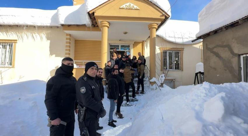 Şırnaklı aile evlerinin salonlarından gelen sesi duyunca deprem sandılar! Gördükleri manzara karşısında şok oldular